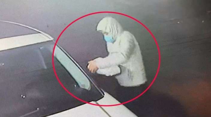 Trộm ngang nhiên bẻ khóa mặc dù chủ nhà đã lắp camera theo dõi
